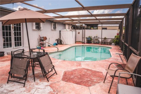 House in Miami, Florida 5 bedrooms, 176.61 sq.m. № 1960618 - photo 26