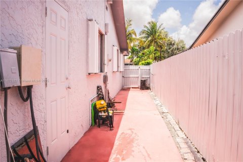 House in Miami, Florida 5 bedrooms, 176.61 sq.m. № 1960618 - photo 29