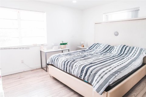 House in Miami, Florida 5 bedrooms, 176.61 sq.m. № 1960618 - photo 19