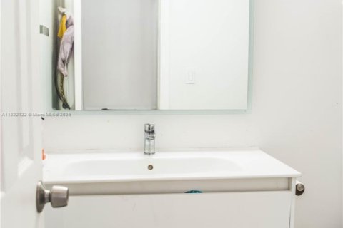 House in Miami, Florida 5 bedrooms, 176.61 sq.m. № 1960618 - photo 15