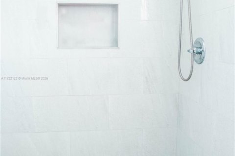 House in Miami, Florida 5 bedrooms, 176.61 sq.m. № 1960618 - photo 21