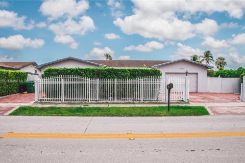 House in Miami, Florida 5 bedrooms, 176.61 sq.m. № 1960618 - photo 1