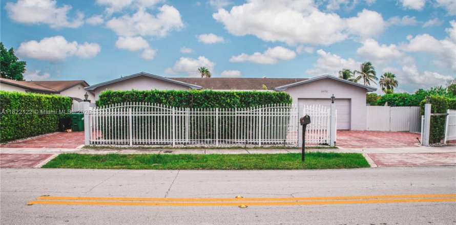 House in Miami, Florida 5 bedrooms, 176.61 sq.m. № 1960618