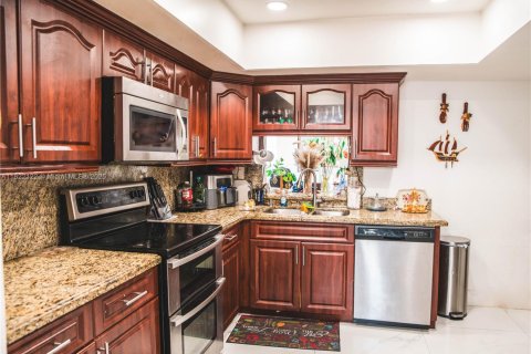 House in Miami, Florida 5 bedrooms, 176.61 sq.m. № 1960618 - photo 11