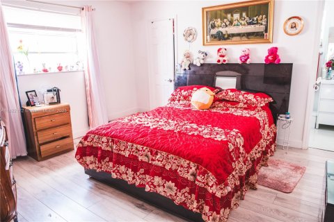 House in Miami, Florida 5 bedrooms, 176.61 sq.m. № 1960618 - photo 20