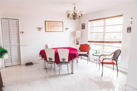 House in Miami, Florida 5 bedrooms, 176.61 sq.m. № 1960618 - photo 8