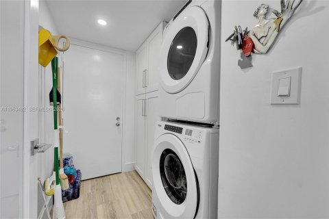 Купить кондоминиум в Форт-Лодердейл, Флорида 2 спальни, 156.54м2, № 2009351 - фото 11