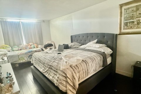 Condo in Miami, Florida, 3 bedrooms  № 1725941 - photo 11