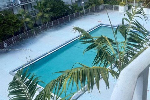 Condo in Miami, Florida, 3 bedrooms  № 1725941 - photo 1