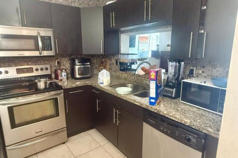 Condo in Miami, Florida, 3 bedrooms  № 1725941 - photo 5