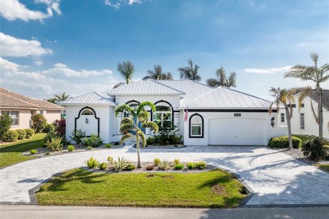 House in Punta Gorda, Florida 3 bedrooms, 184.69 sq.m. № 1517828 - photo 1