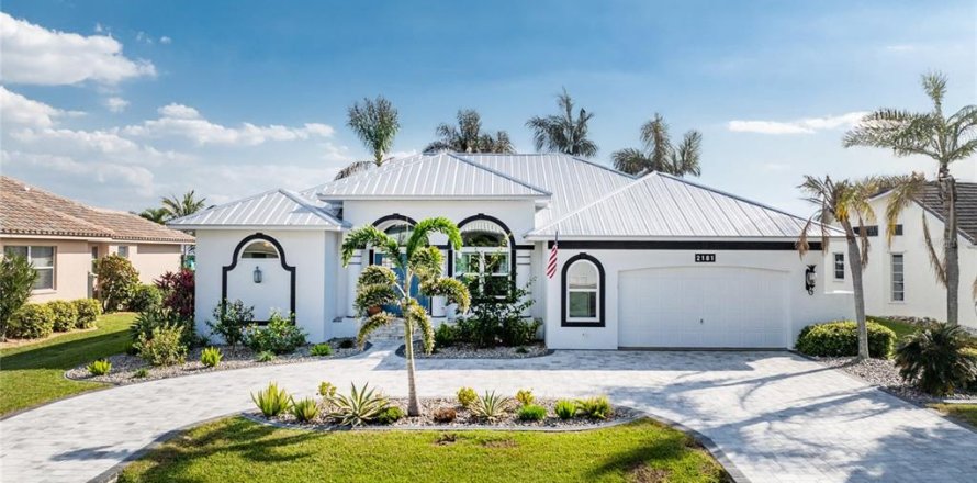 House in Punta Gorda, Florida 3 bedrooms, 184.69 sq.m. № 1517828