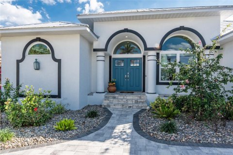 House in Punta Gorda, Florida 3 bedrooms, 184.69 sq.m. № 1517828 - photo 2