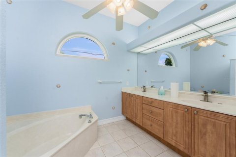House in Punta Gorda, Florida 3 bedrooms, 184.69 sq.m. № 1517828 - photo 25