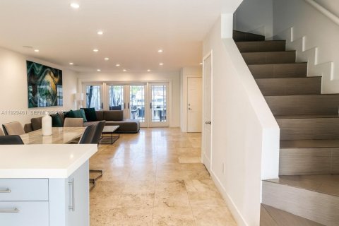 Снять в аренду таунхаус в Норт-Майами, Флорида 2 спальни, 137.68м2, № 1987793 - фото 5