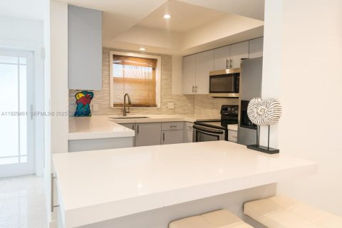 Снять в аренду таунхаус в Норт-Майами, Флорида 2 спальни, 137.68м2, № 1987793 - фото 6