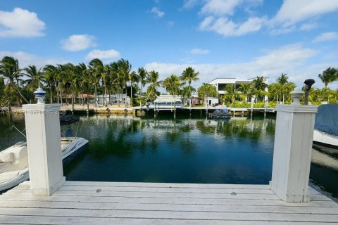 Снять в аренду таунхаус в Норт-Майами, Флорида 2 спальни, 137.68м2, № 1987793 - фото 4