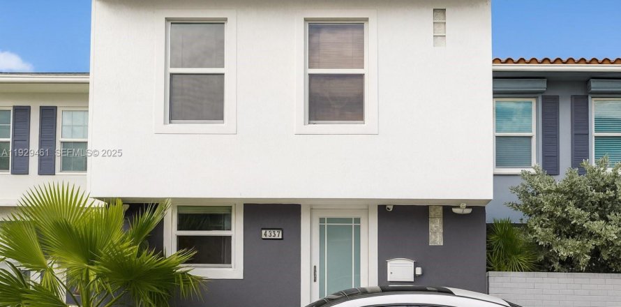 Таунхаус в Норт-Майами, Флорида 2 спальни, 137.68м2 № 1987793