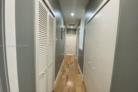 Adosado en alquiler en Miami, Florida, 3 dormitorios, 158.49 m2 № 1984878 - foto 27