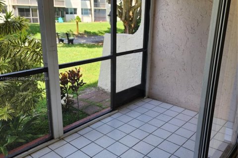 Condo in Pembroke Pines, Florida, 2 bedrooms  № 1890399 - photo 22