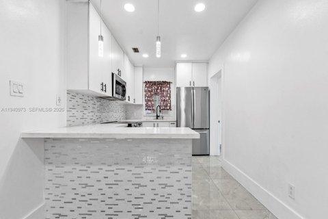 Commercial property in Miami, Florida 107.77 sq.m. № 1998073 - photo 6