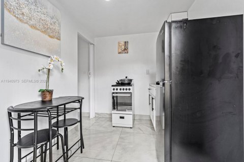 Commercial property in Miami, Florida 107.77 sq.m. № 1998073 - photo 18