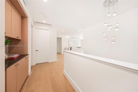 Casa en venta en Miami, Florida, 6 dormitorios, 494.98 m2 № 1967181 - foto 25