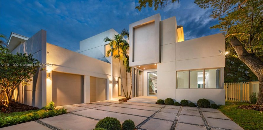 Casa en Miami, Florida 6 dormitorios, 494.98 m2 № 1967181