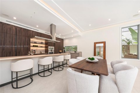 Casa en venta en Miami, Florida, 6 dormitorios, 494.98 m2 № 1967181 - foto 20