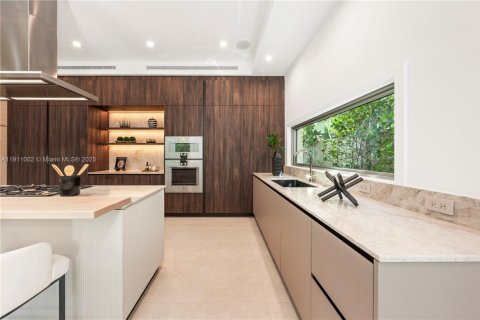 Casa en venta en Miami, Florida, 6 dormitorios, 494.98 m2 № 1967181 - foto 18
