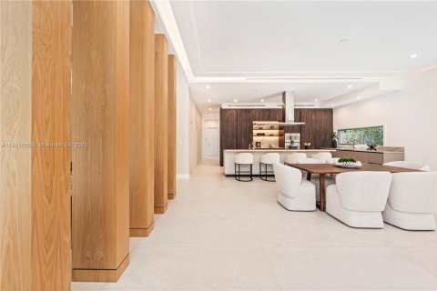 Casa en venta en Miami, Florida, 6 dormitorios, 494.98 m2 № 1967181 - foto 12