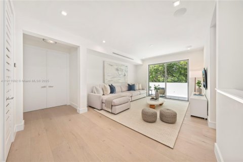 Casa en venta en Miami, Florida, 6 dormitorios, 494.98 m2 № 1967181 - foto 26