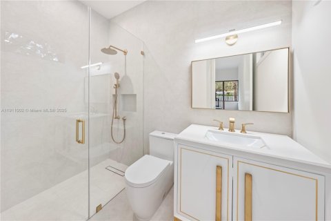 Casa en venta en Miami, Florida, 6 dormitorios, 494.98 m2 № 1967181 - foto 22