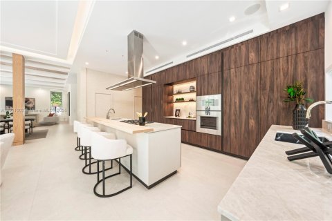 Casa en venta en Miami, Florida, 6 dormitorios, 494.98 m2 № 1967181 - foto 17