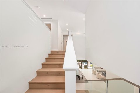 Casa en venta en Miami, Florida, 6 dormitorios, 494.98 m2 № 1967181 - foto 23