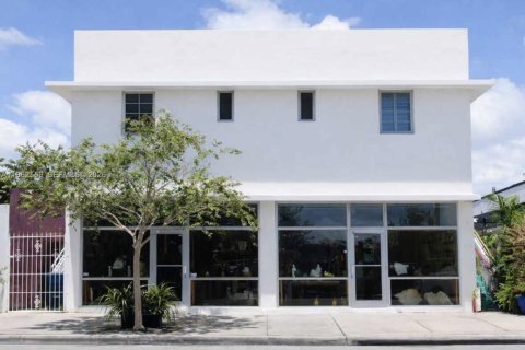 Commercial property in Miami, Florida № 2080945