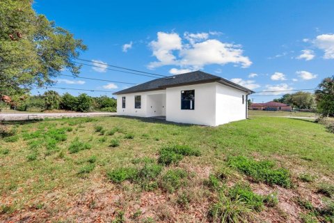 House in Lehigh Acres, Florida 3 bedrooms, 138.98 sq.m. № 2231875 - photo 30