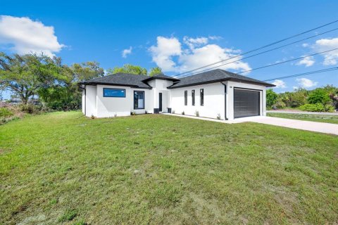 House in Lehigh Acres, Florida 3 bedrooms, 138.98 sq.m. № 2231875