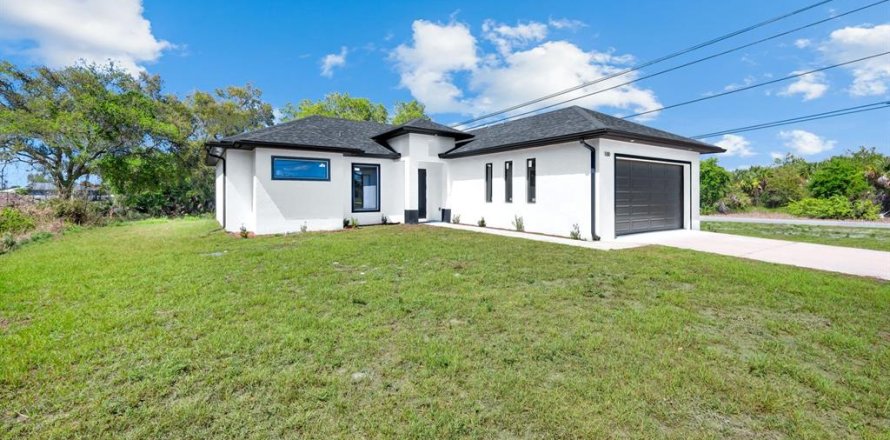 House in Lehigh Acres, Florida 3 bedrooms, 138.98 sq.m. № 2231875