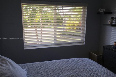 House in Miami, Florida 3 bedrooms, 140.93 sq.m. № 1953260 - photo 20