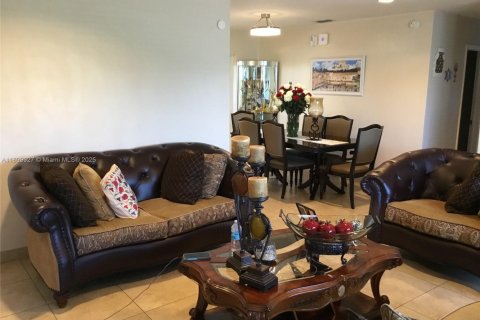 House in Miami, Florida 3 bedrooms, 140.93 sq.m. № 1953260 - photo 10