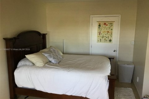 House in Miami, Florida 3 bedrooms, 140.93 sq.m. № 1953260 - photo 23