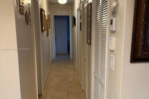 House in Miami, Florida 3 bedrooms, 140.93 sq.m. № 1953260 - photo 16