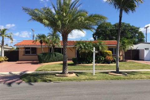 House in Miami, Florida 3 bedrooms, 140.93 sq.m. № 1953260 - photo 2
