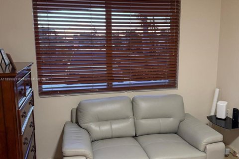House in Miami, Florida 3 bedrooms, 140.93 sq.m. № 1953260 - photo 24