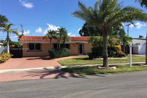 House in Miami, Florida 3 bedrooms, 140.93 sq.m. № 1953260 - photo 3