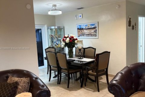 House in Miami, Florida 3 bedrooms, 140.93 sq.m. № 1953260 - photo 9
