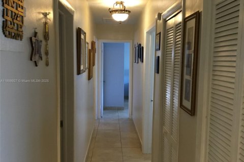 House in Miami, Florida 3 bedrooms, 140.93 sq.m. № 1953260 - photo 17