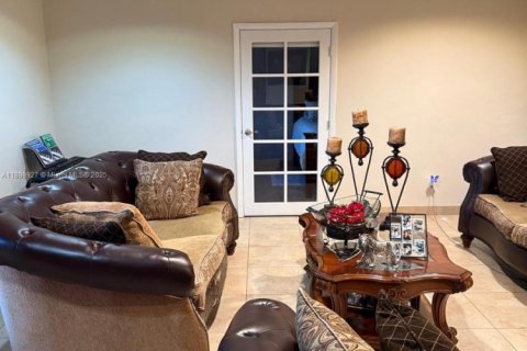 House in Miami, Florida 3 bedrooms, 140.93 sq.m. № 1953260 - photo 8
