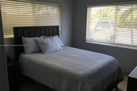 House in Miami, Florida 3 bedrooms, 140.93 sq.m. № 1953260 - photo 19